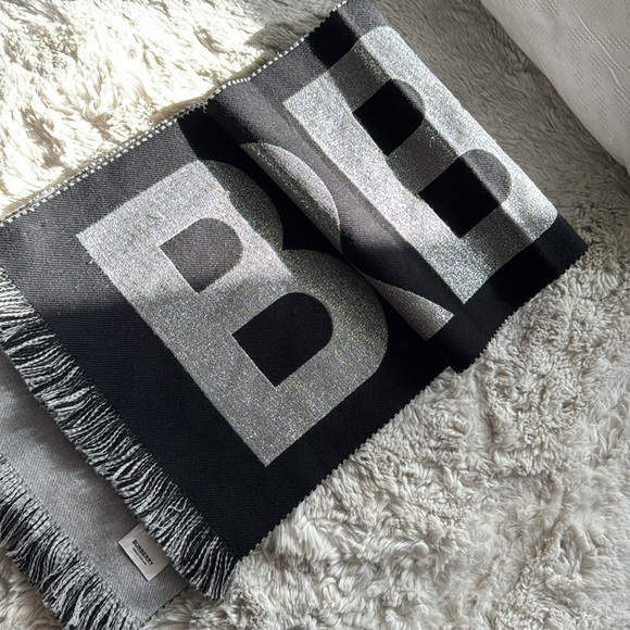Burberry Scarf - Picture 4 of 6